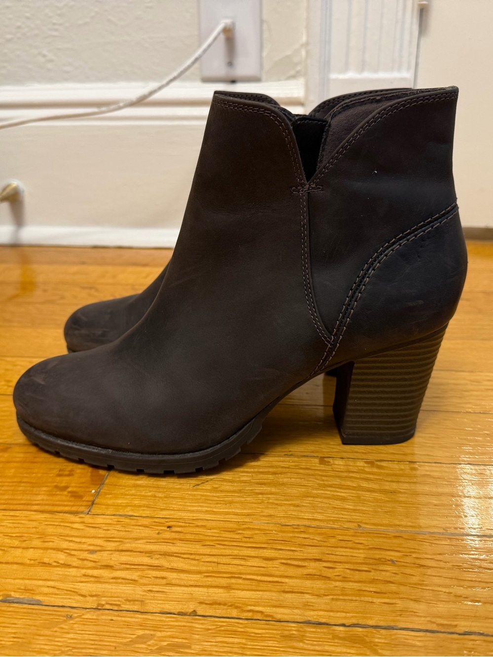 Clarks Women’s Dark Brown Heeled Ankle Boots size 9